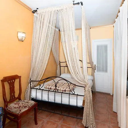 Safestay Mezquita Catedral Guest house